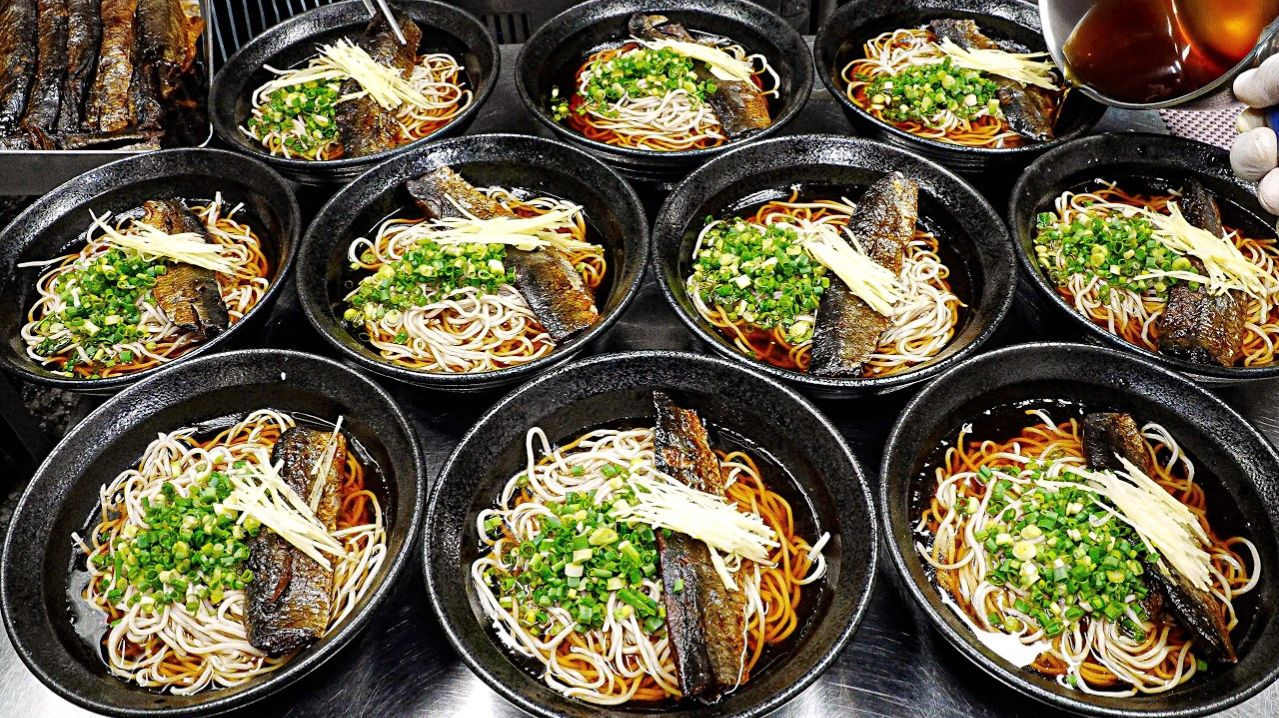 Шеф-повар, мастер приготовления популярной традиционной японской соба ручной работы