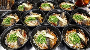 Шеф-повар, мастер приготовления популярной традиционной японской соба ручной работы