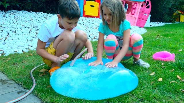 Макс и Катя играют с игрушками для улицы