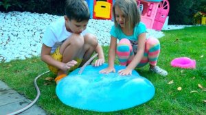 Макс и Катя играют с игрушками для улицы