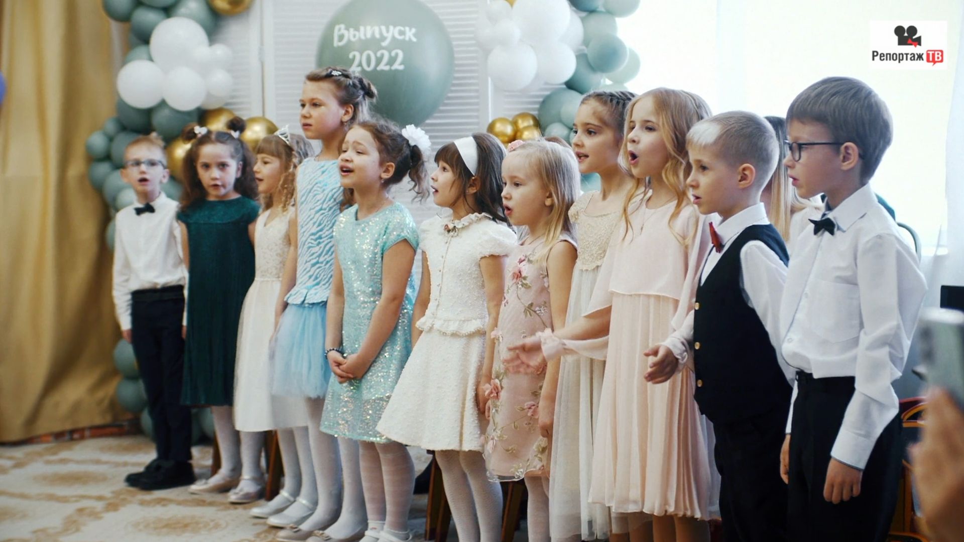 Лети лепесток Через запад на восток - песня в детском саду на выпускном утреннике - видеосъёмка