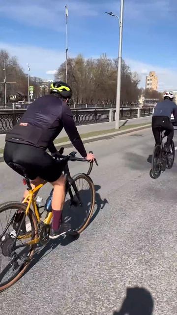 Ловим весенние деньки, чтобы собраться большой компанией и прокатиться по набережной вдоль Яузы!