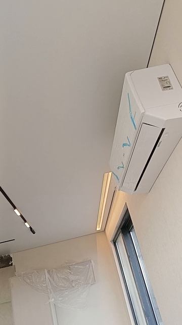 Встроенные карнизы флекси в натяжном потолке.