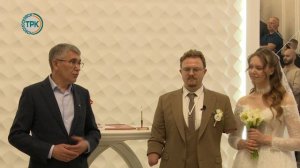 Губернатор поздравил молодую пару Новомосковцев с Днем бракосочетания