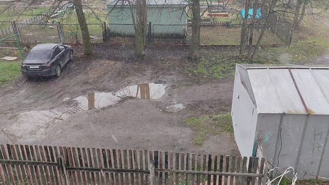 в апреле идет снег в деревне, снегопад весной