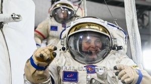 Космонавты Пётр Дубров и Анна Кикина готовятся к внекорабельной деятельности на тренажёре «Выход-2»