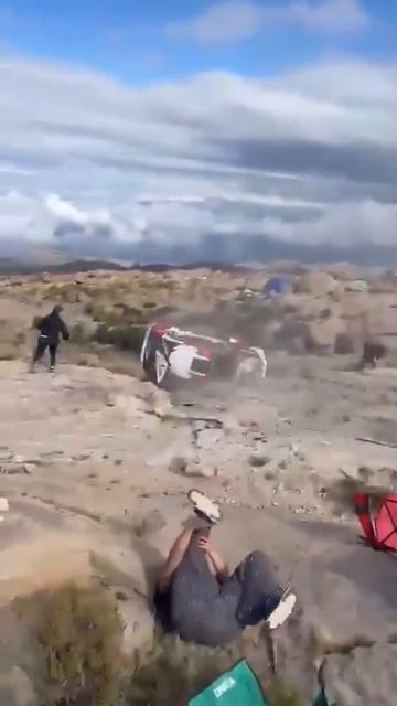 Автомобиль влетел в толпу на ралли в Аргентине. гонщик потерял управление.есть погибшие