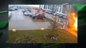 На улице Иксанова во дворе жилого дома загорелись припаркованные автомобили