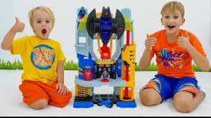 Влад и Крис помогают Бэтмену и Супермену