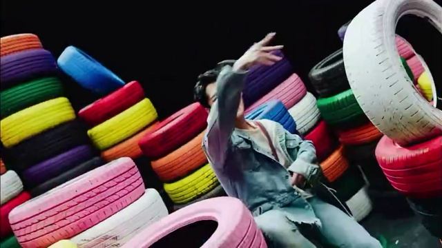 И вот однажды Stray Kids проснулись и пошли туда и выпустили гимн целого поколения