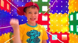 Катя и Макс играют и строят домик из игрушечного конструктора