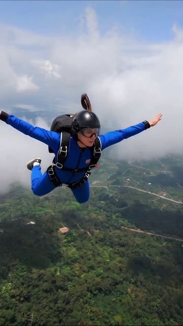 Свободное падение: захватывающие моменты парашютного спорта #парашют #адреналин #приключения