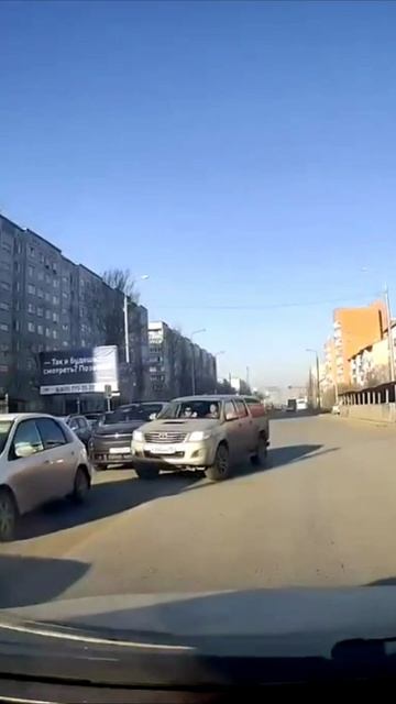 Просто едет напролом