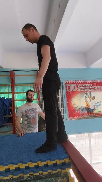 Отпрыгнул и упал, зато ровно