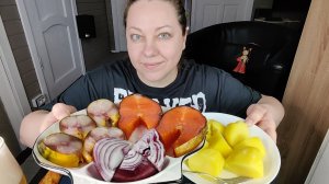 Мукбанг Скумбрия, форель х/к, картошка, лук, укроп и лимонад.