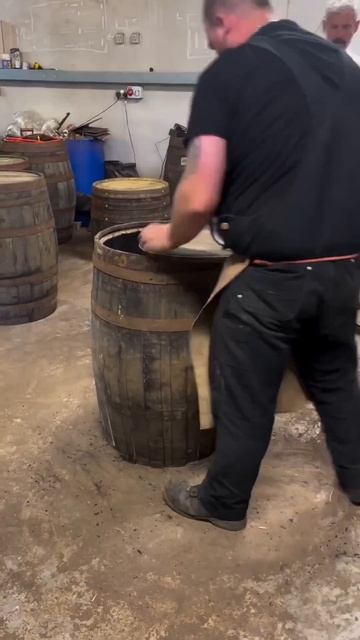 Наблюдать за работой этого мастера очень приятно.