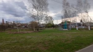 Иду по набережной реки Клязьма на против Храма в новом парке Меленки