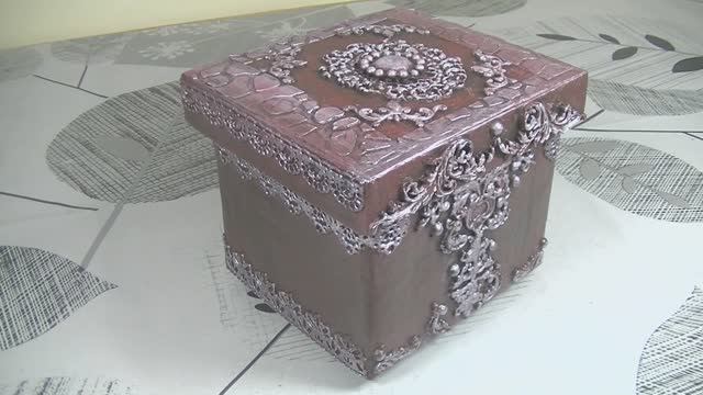 Хаос на столе  ? Это решение - шкатулочка из коробки .