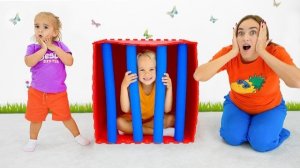 Алиса и мама пробираются через тайные комнаты ради спасения Криса 🤫