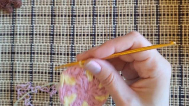 Подставка связанная коючкои