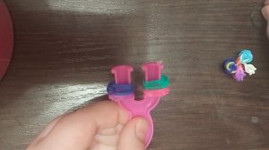 плетение бабочки из резинок на рогатке.