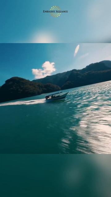 На Лангкави стоит уехать подальше от пляжей, чтобы увидеть остров с водопадами и озерами среди скал