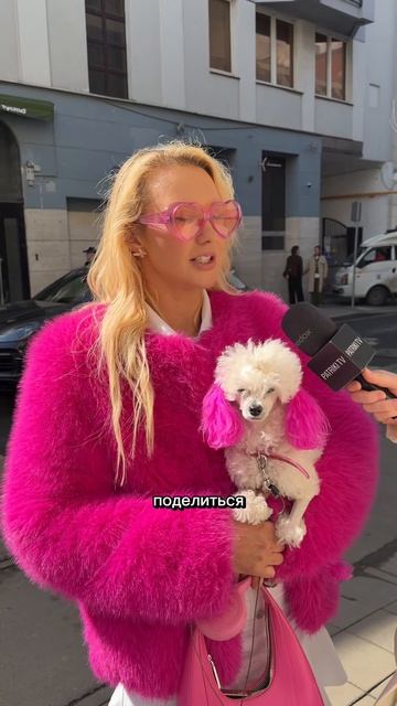 яркая девушка на Патриках 😍