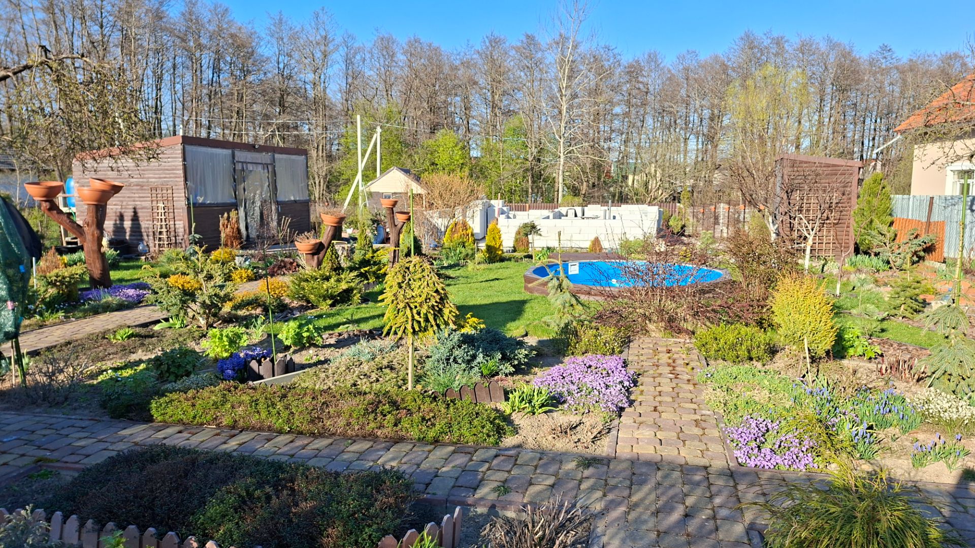 Садовая работа кипит.Замульчировала миксбордер у забора корой. Подкормила голубику #любимаядача🌼