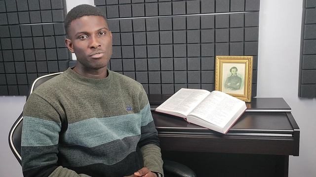 Валентин Уралов. Казалось бы, обычная строка — читает Диаките Манса