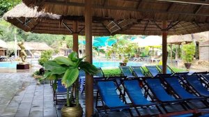 Здесь много лежаков и мало людей!Тхап Ба.