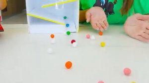 Крис учится помогать маме и своим друзьям.