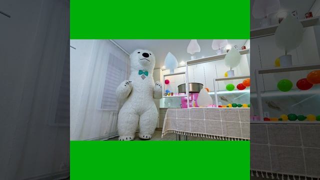 Северный мишка угощает детей сахарной ватой