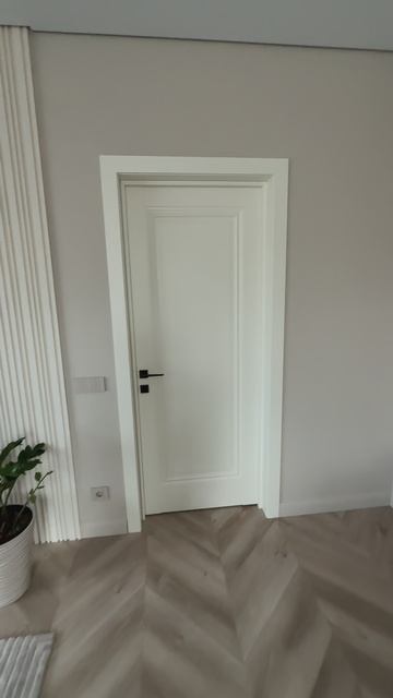 Неоклассика + скрытые двери: решение, которое меняет интерьер