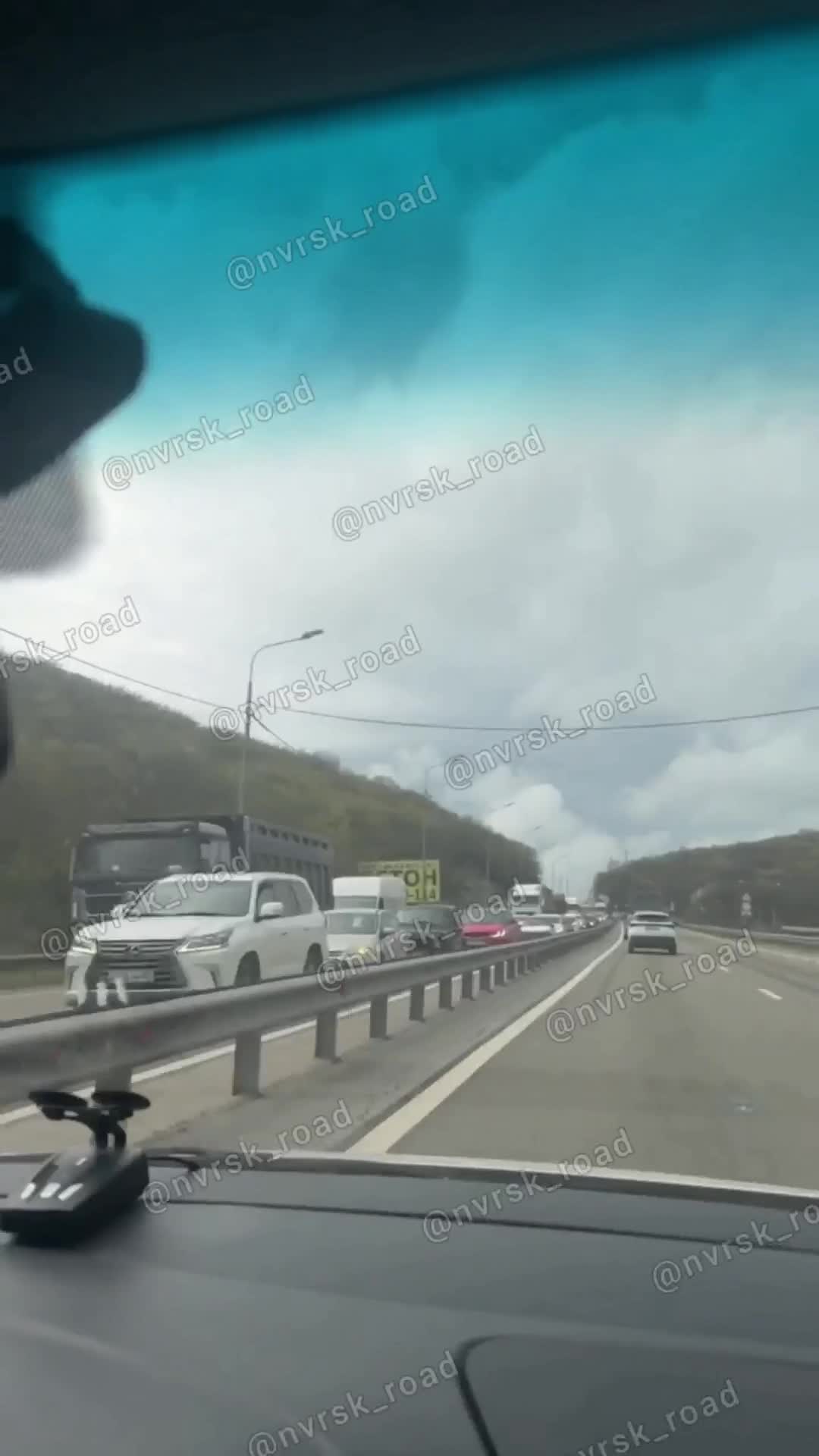 На въезд в город пробка 😔