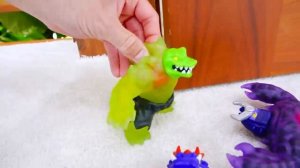 Влад и Ники играют с игрушками героями гуджитсу