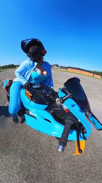 Катя Алмаз мото девушка на Дукати Ламборгини