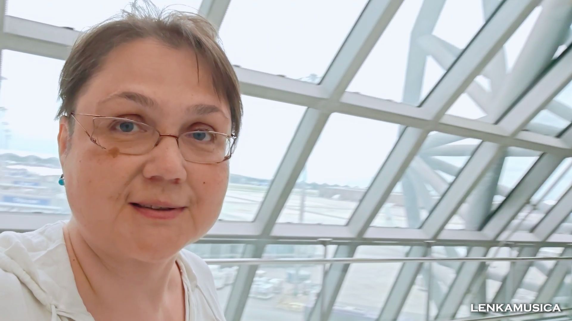 Бангкок аэропорт. Уже домой. Покупаем в дьюти фри недостающее для счастья. Загадочное стекло