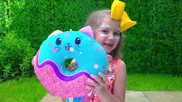 Катя и Макс играют с домиками из конструктора