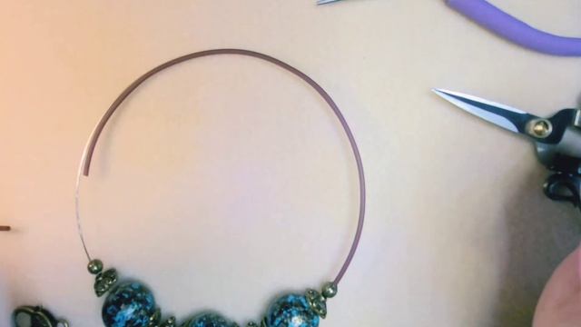 Как собрать чокер на проволоке с памятью и силиконовым шнуром. Колье 