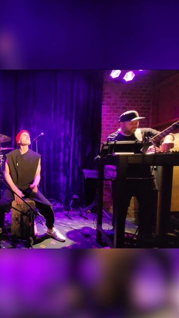 Slepner X Maximov
Живая Электроника + кахон = огненная смесь! @artsredamoscow в клубе @munkbar Origi