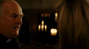 Мэгги молится о семье в церкви