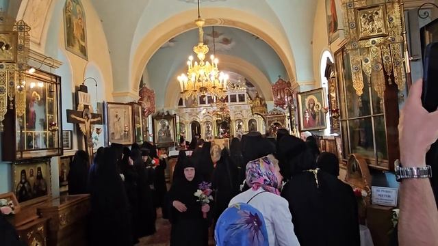 Икону Благовещение устанавливают в Казанском соборе. Верующие целуют икону