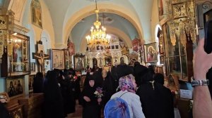 Икону Благовещение устанавливают в Казанском соборе. Верующие целуют икону