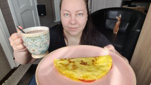 Мукбанг Сырная лепешка с фаршем и помидорами, какао.