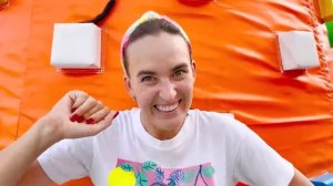 Влад и Ники играют в надувном замке и другие веселые челленджи для детей