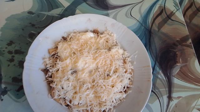 Салат с крабовыми палочками и шампиньонами.