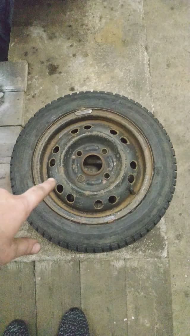 Убираем ржавчину с колёсных дисков.