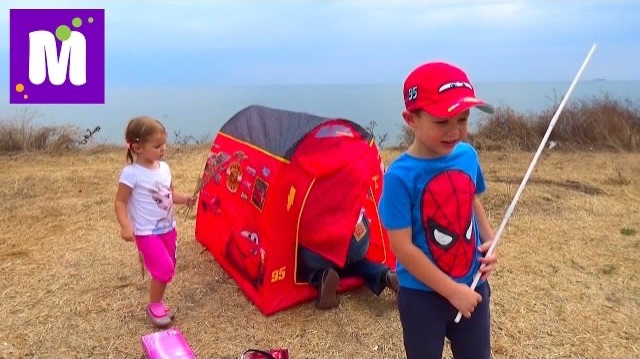 Пикник с палаткой на берегу моря