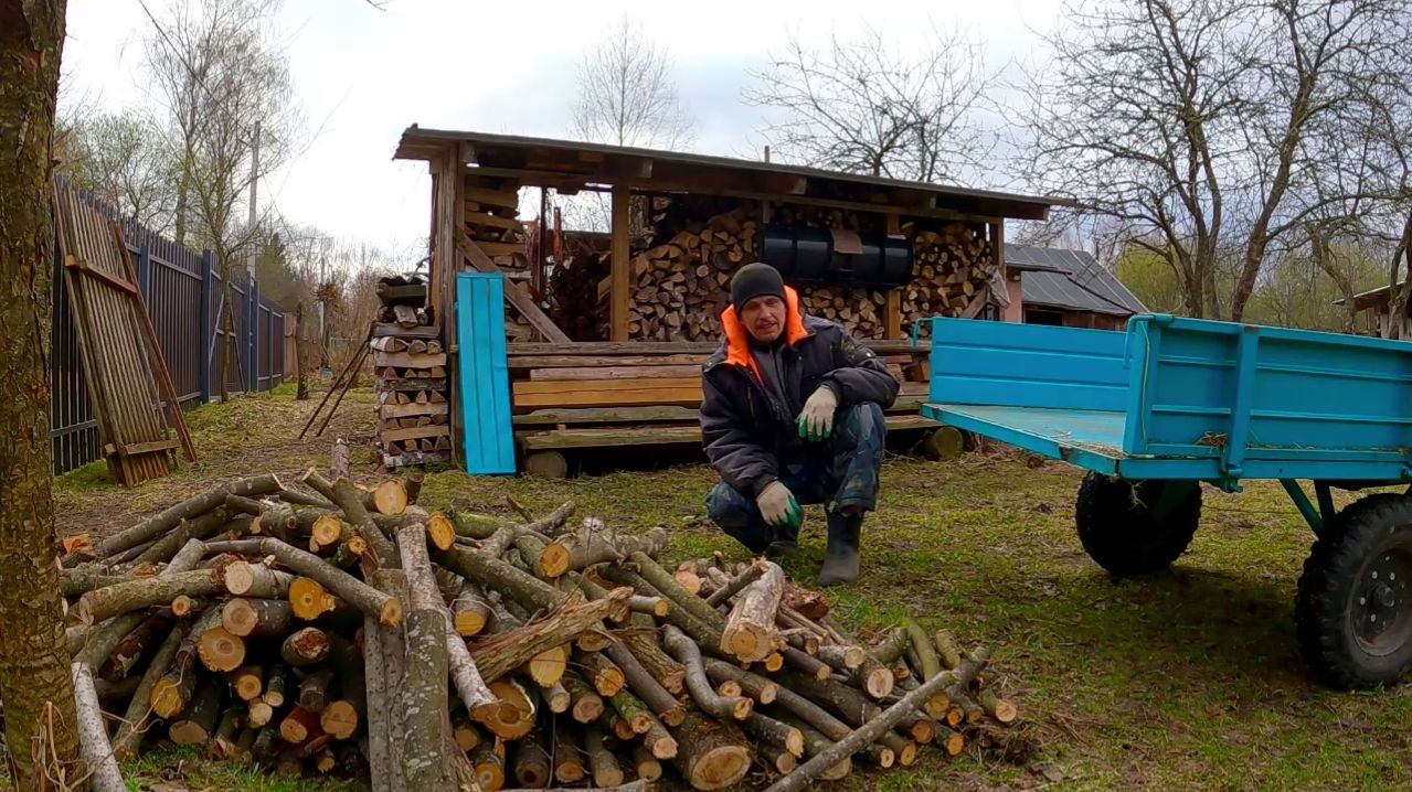 Деревенская жизнь бывших горожан. Картофель, сено и дрова. Без Беларуса никуда.