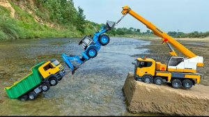 Грузовик JCB 5CX BharatBenz попал в аварию на берегу реки, вытаскивая кран? Мультфильм о тракторе |